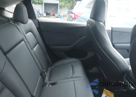 2024 Tesla Model Y Long Range Dual Motor All-Wheel Drive z USA, uszkodzony, nr VIN 7SAYGDEE7RF130028